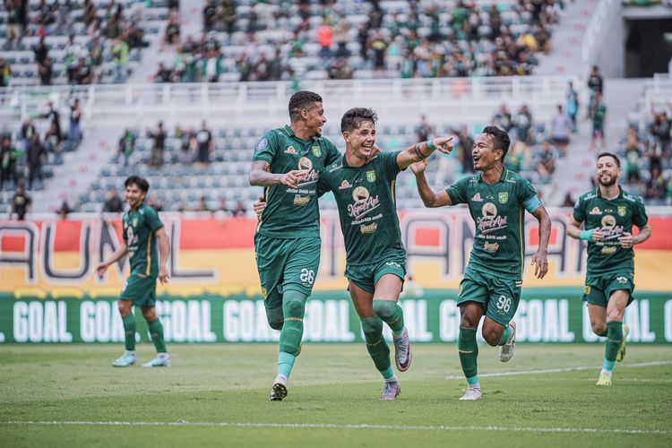 Reaksi pada laga Persebaya Surabaya vs PSS Sleman dalam lanjutan laga Liga 1 2023-2024 di Stadion Gelora Bung Tomo Surabaya, Minggu (3/3/2024).