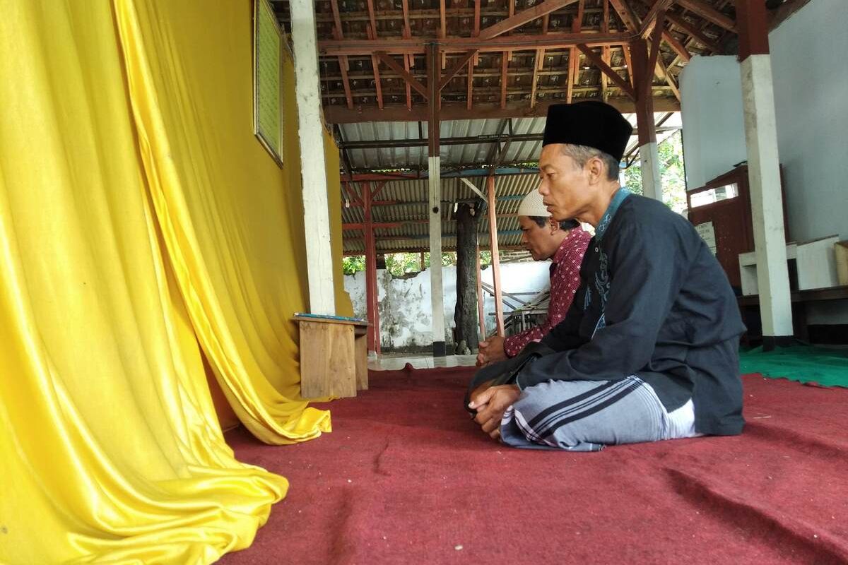 Peziarah ngalap berkah di Makam Sunan Ngatas Angin atau Syekh Malik Al Athos