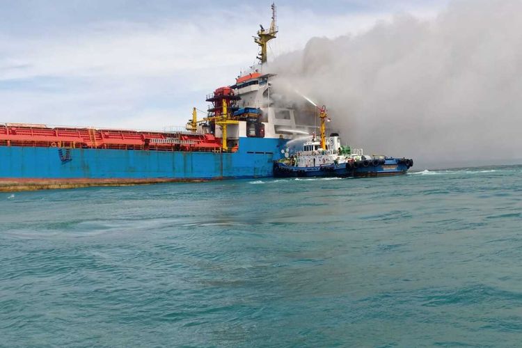Kapal MV. abu Samah terbakar saat memuat pupuk milik PT. PUSRI di dermaga 3 PT Krakatau Internasional Port (KIP)—, Ciwandan, Kota Cilegon, Banten.
