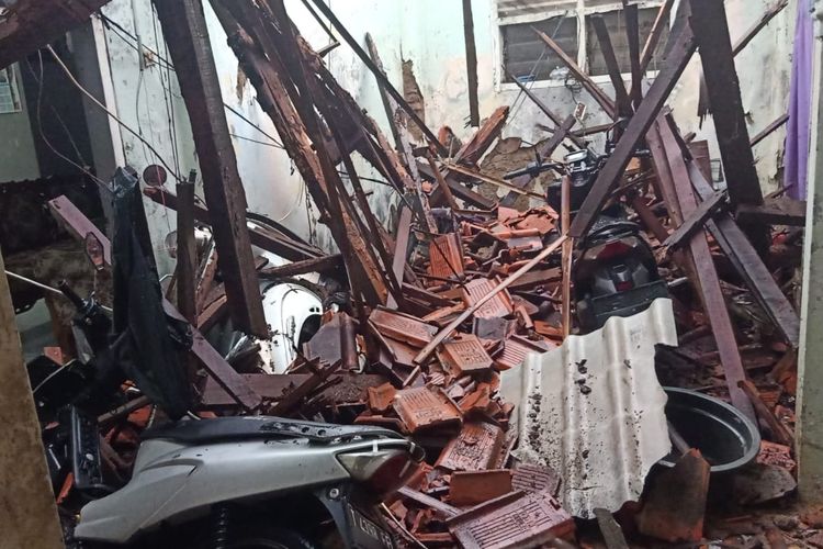 Rumah rusak di Desa Muarabaru Kecamatan Wetan, Kabupaten Karawang akibat hujan deras disertai  angin kencang, Kamis (14/3/2024).