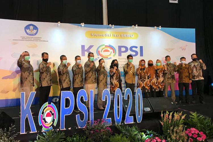 Para dewan juri dalam acara pembukaan KOPSI 2020 di Bandung, 2 November 2020. Tahun ini, KOPSI melombakan 3 bidang penelitian, yaitu: Matematika, Sains, dan Teknologi (MST); Fisika Terapan, dan Rekayasa (FTR); dan Ilmu Sosial dan Humaniora (ISH).

