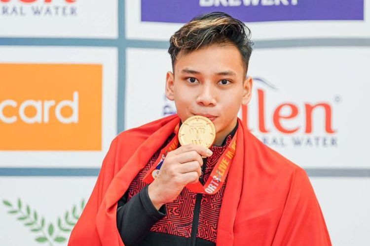 Muhammad Daffa yang dijuluki Golden Boy dari Alumni S1 Pendidikan Kepelatihan Olahraga FIKK Universitas Negeri Surabaya (Unesa) meraih medali emas dalam cabor wushu.