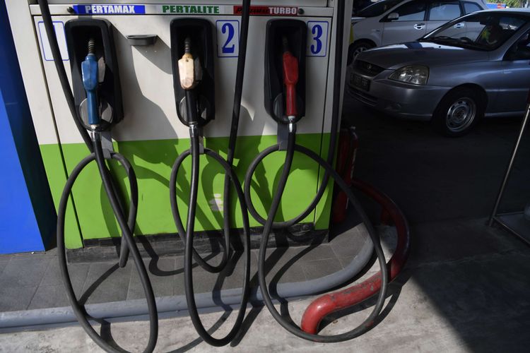 Sejumlah kendaraan antre mengisi bahan bakar minyak (BBM) di SPBU Tol Sidoarjo 54.612.48, Sidoarjo, Jawa Timur, Senin (11/4/2022). Pemerintah menetapkan Pertalite sebagai jenis BBM khusus penugasan yang dijual dengan harga Rp7.650 per liter dan Biosolar Rp5.510 per liter, sementara jenis Pertamax harganya disesuaikan untuk menjaga daya beli masyarakat yakni menjadi Rp 12.500 per liter dimana Pertamina masih menanggung selisih Rp3.500 dari harga keekonomiannya sebesar Rp16.000 per liter di tengah kenaikan harga minyak dunia.