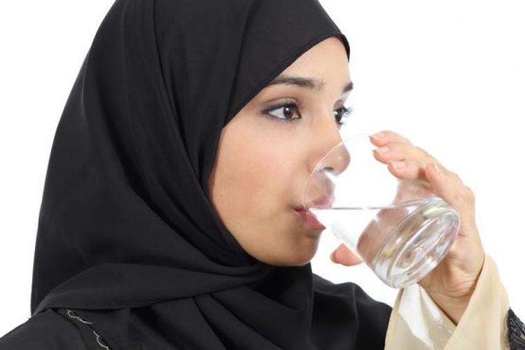 Ilustrasi wanita berjilbab minum air putih