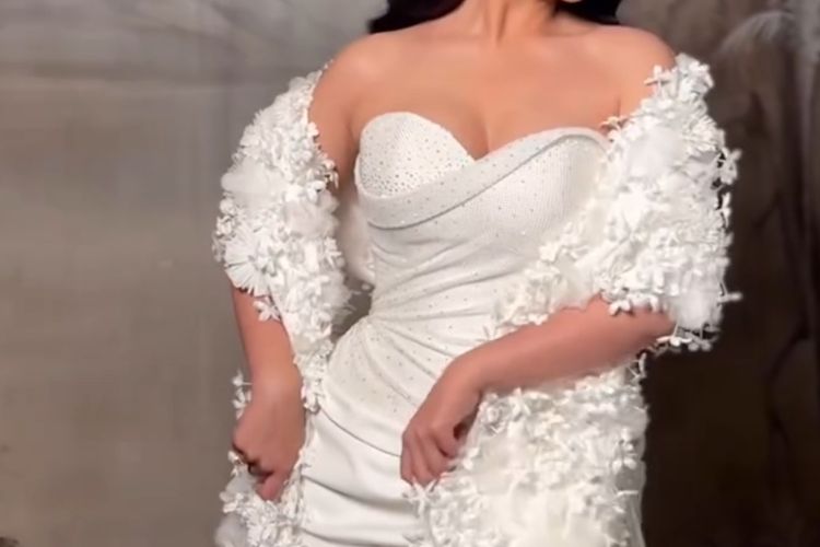 Amanda Manopo dan Kenny Austin tampil memukau di resepsi The Langham Jakarta. Gaun Hian Tjen dan tuxedo hitam klasik membuat keduanya tampak serasi dan elegan.