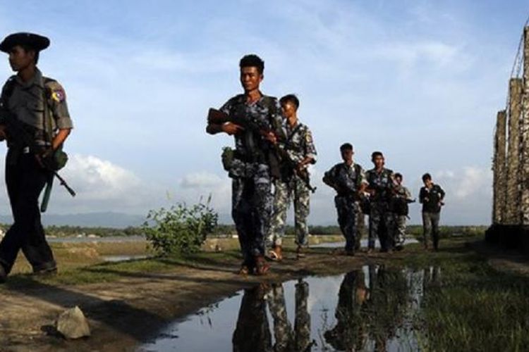 Polisi Myanmar berpatroli di perbatasan antara Myanmar dan Banglades. Foto ini diambil pada Oktober 2016 di Maungdaw, Negara Bagian Rakhine, Myanmar.