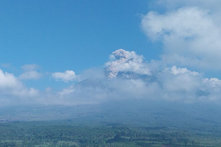 Gunung Semeru Luncurkan Awan Panas Sejauh 3,5 Kilometer