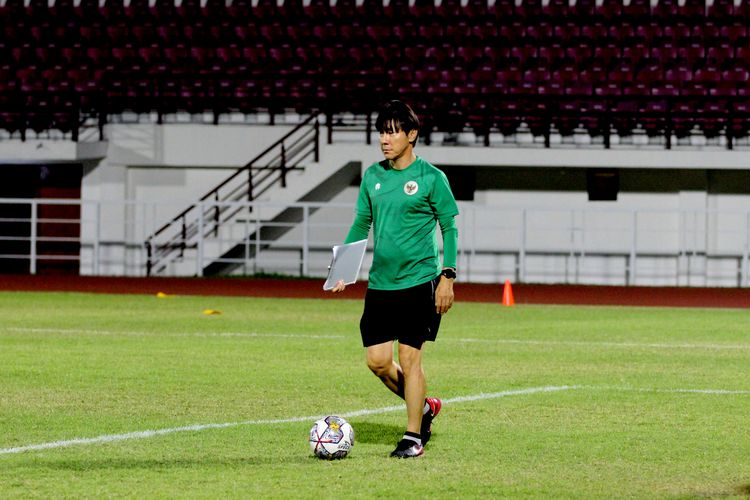 Jelang laga Kualifikasi Piala Asia U20 2023 pelatih Timnas Indonesia Shin Tae-yong memimpin latihan terakhir di Lapangan Thor Surabaya, Selasa (13/9/2022) malam.