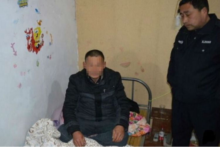 Seorang pencuri bernama Zhu tak bisa mengelak lagi setelah ditangkap polisi karena ketiduran di kediaman korbannya.