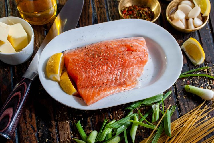 Seperti daging merah, salmon dan ikan berlemak lainnya juga merupakan sumber protein dan lemak sehat yang sangat baik, dan bisa dijadikan pilihan makanan penambah berat badan.