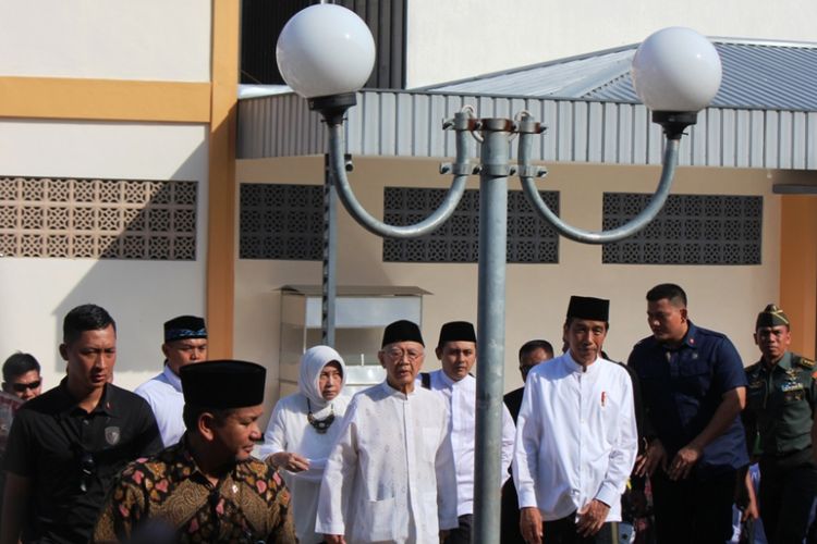 Presiden RI, Joko Widodo (Jokowi) bersama Pesantren Tebuireng Jombang, KH. Salahuddin Wahid (Gus Sholah), saat memasuki area Museum Islam Indonesia KH. Hasyim Asy?ari, Selasa (18/12/2018).
