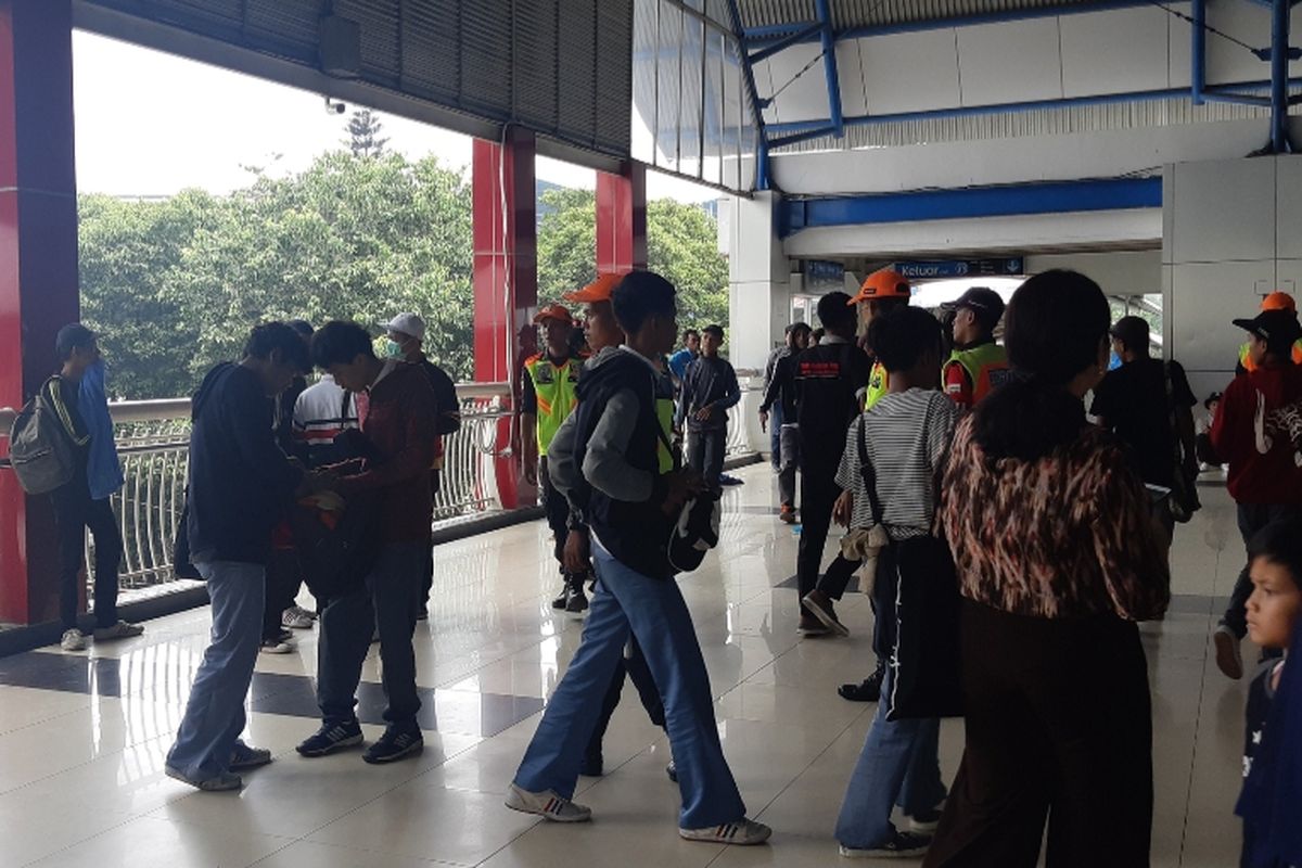 Puluhan pelajar yang berada di Stasiun Palmerah, Jakarta Barat, Senin (30/9/2019) siang diimbau kembali kerumah masing-masing. 