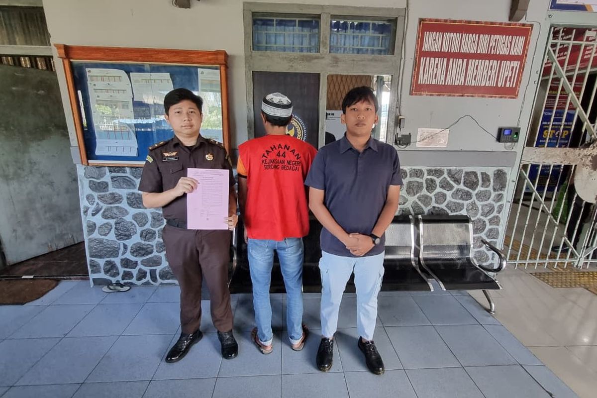 Kejaksaan Negeri Sergai menahan Mantan Kepala Desa (Kades) Pasar Baru inisial S  karena diduga korupsi dana desa Rp 214.308.634