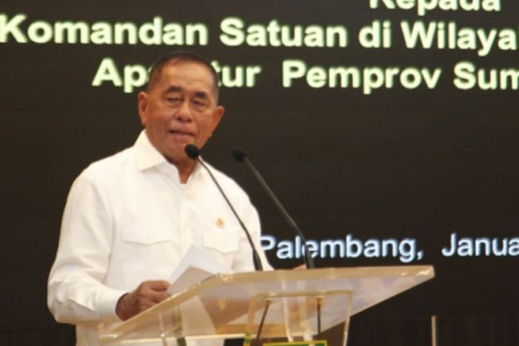 Menteri Pertahanan Ryamizard Ryacudu saat memberikan kata sambutan ketika menghadiri acara pertemuan  para ulama/kyai dan Habib di Wilayah Sumsel, di Pendopoan Griya Agung Palembang, Senin (21/1/2019).
