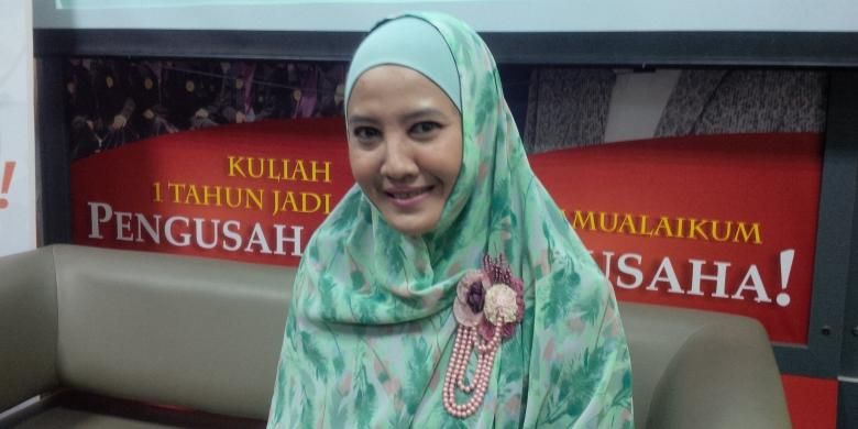 Artis peran Peggy Melati Sukma hadir dalam jumpa pers kegiatan Menuju 10.000 Muslimah Bisa Baca Qur'an, di Philanthropy Building, Pasar Minggu, Jakarta Selatan, Kamis (22/10/2015).