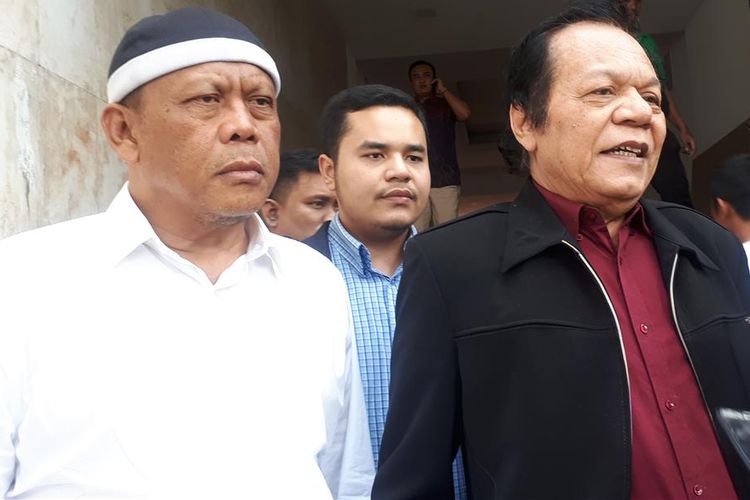 Tersangka kasus dugaan makar Eggi Sudjana (berbaju putih) mendatangi gedung Ditreskrimum Polda Metro Jaya, Jumat (12/7/2019) pukul 14.30 WIB. Ia didampingi kuasa hukumnya, Alamsyah Hanafiah. 