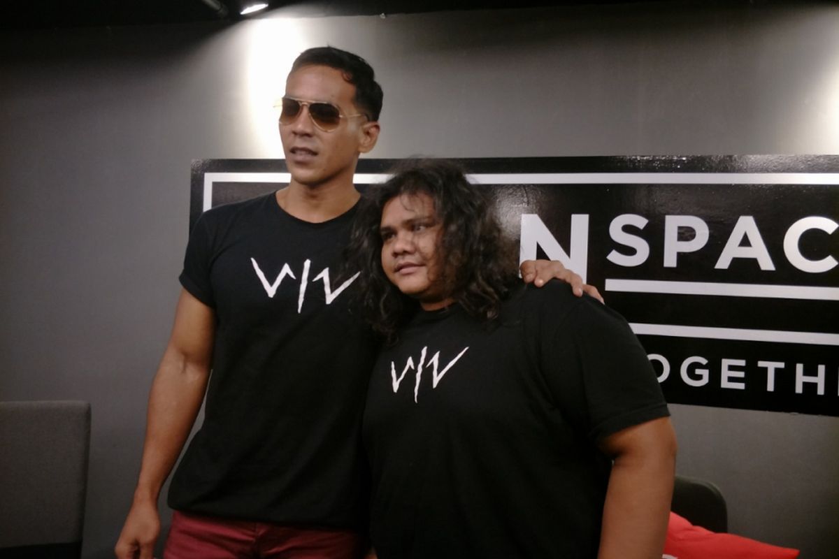 Fariz Alfarazi (kanan) dan Dian Sidik, para pemain film Wiro Sableng, dalam meet and greet film Wiro Sableng di Union Space, PIK Avenue, Jakarta Utara, Minggu (29/4/2018).