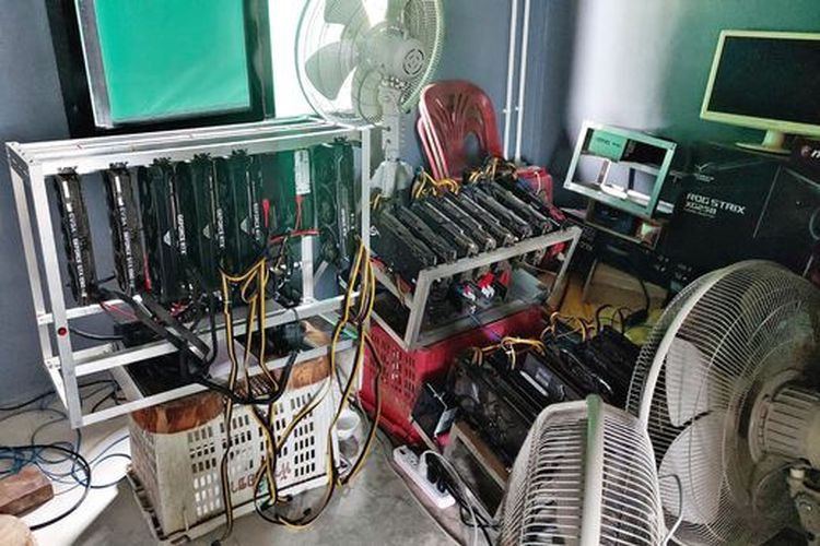 Pria asal Thailand, Danai Makmek tewas tersetrum saat berusaha memperbaiki perangkat komputer yang digunakan untuk menambang Bitcoin
