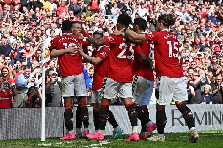 Para pemain Manchester United merayakan gol Scott McTominay ke gawang Everton pada lanjutan laga Liga Inggris di Old Trafford, Sabtu (8/4/2023). Terkini, Man United akan melawan Brighton pada semifinal Piala FA di Stadion Wembley, Minggu (23/4/2023) malam WIB. 