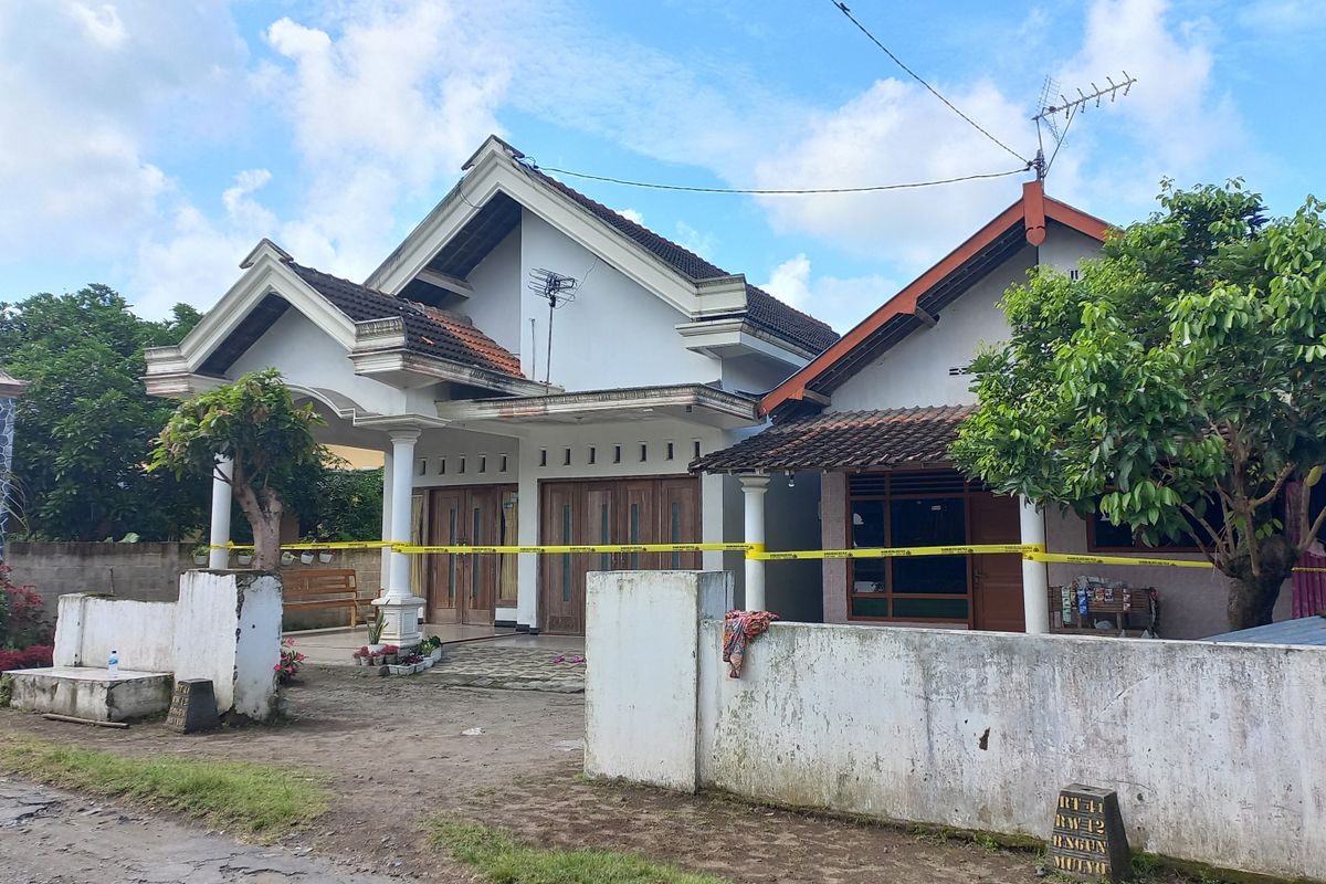 Rumah Riyanto di Desa Pojok, Kecamatan Wates, Kabupaten Kediri,Jawa Timur, dipasangi garis polisi menyusul peristiwa penyerangan yang dilakukannya, Senin (7/3/2022).