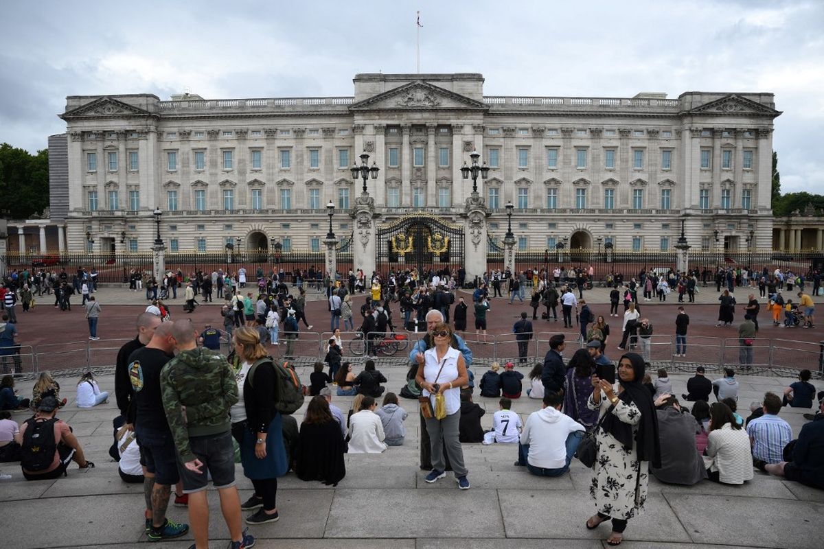Massa berkumpul di luar Istana Buckingham, London, Inggris, pada Kamis (8/9/2022). Warga London dan sejumlah turis berkumpul di luar Istana Buckingkam untuk mendoakan kesehatan Ratu Elizabeth II.