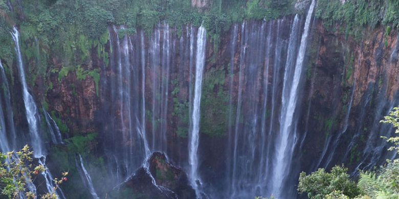 Air Terjun Tumpak Sewu di Desa Sidomulyo, Kecamatan Pronojiwo, Kabupaten Lumajang, Jawa Timur, Minggu (9/4/2017). Dinamakan Tumpak Sewu, lantaran disebut-sebut punya seribu aliran air dan bila diartikan dalam bahasa Jawa adalah sewu.