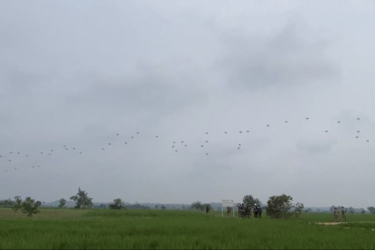 Ratusan prajurit TNI bersama United States Army dan Pasukan Bela Diri Jepang (JSDF) melakukan terjun payung dari langit Martapura dalam operasi lintas udara Garuda Airborne di Kabupaten OKU, Sumatera Selatan, Rabu (3/8/2022) siang.