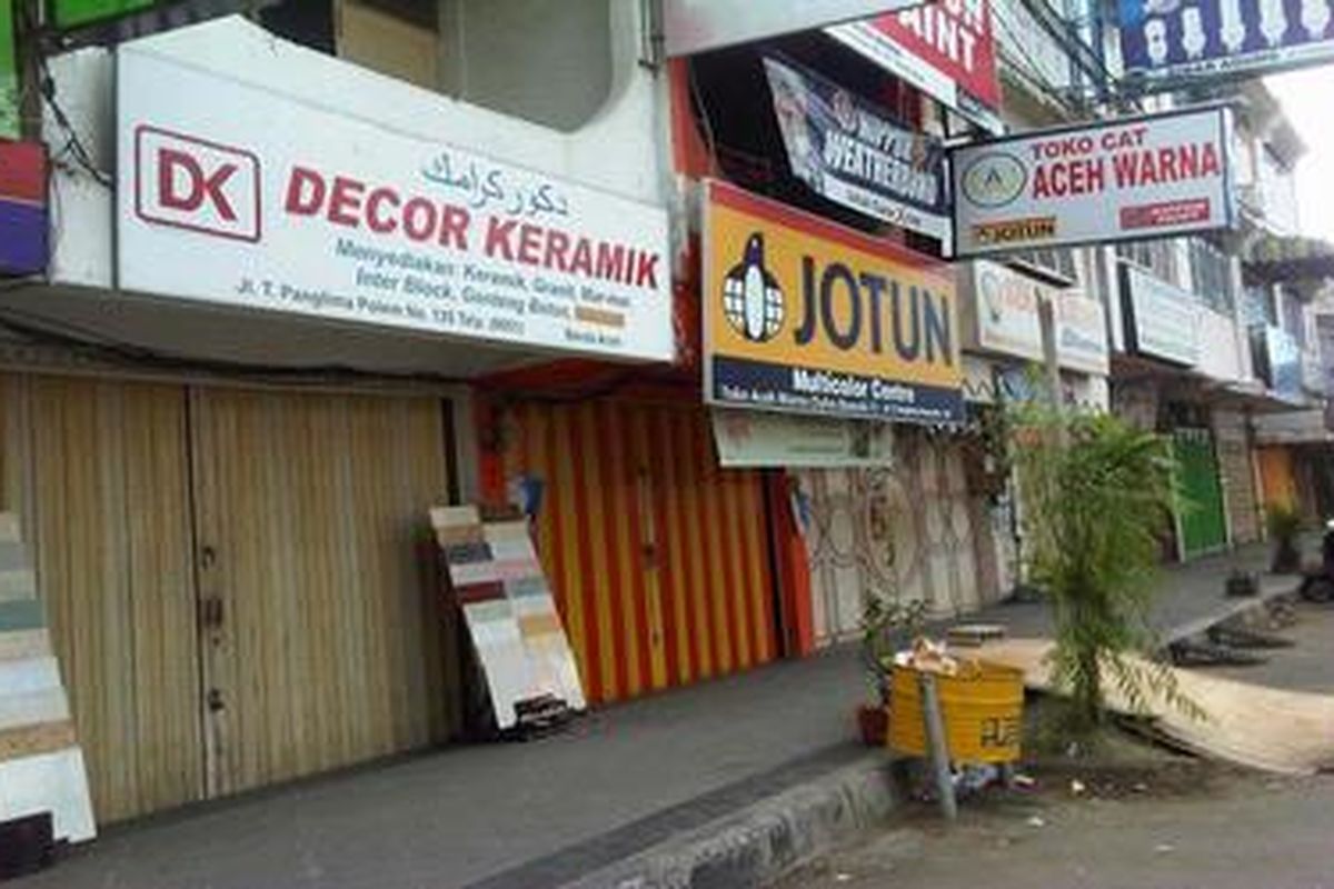 Toko-toko di Jalan Peunayong tutup kendati masih sore. Kepanikan melanda warga setelah gempa 8,9 SR mengguncang Banda Aceh selama sekitar 5 menit, pukul 15.38, Rabu (11/4/2012).