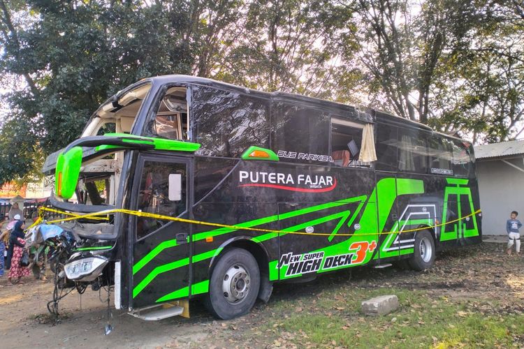 Kecelakaan bus pariwisata yang membawa rombongan SMK Lingga Kencana Depok