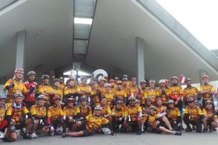 Peserta Jelajah Sepeda Manado-Makassar berfoto bersama sebelum menjajal etape 1 Manado-Tomohon-Amurang sejauh 84 km, Senin (18/8/2014).