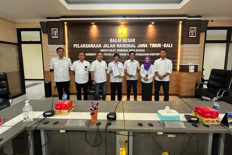 PT Hutama Karya (Persero) mendapat kepercayaan menggarap proyek baru Pekerjaan Jalan Lot 1A Brumbun-P. Sibe di Tulungagung, Jawa Timur.