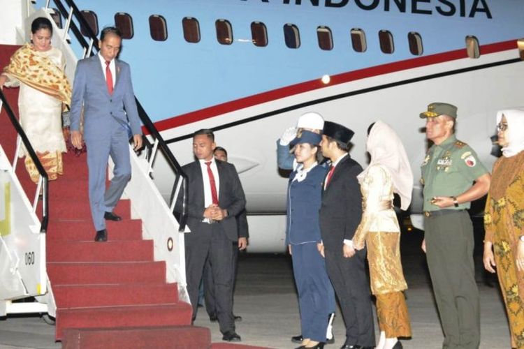Wagub Jatim Emil Dardak (empat kanan) saat menyambut kedatangan Presiden Jokowi beserta Ibu Negara Iriana Jokowi di Bandara Internasional Juanda Surabaya di Sidoarjo, Jumat (30/6/2019) malam.
