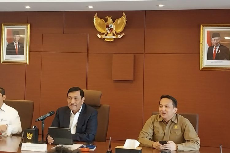 Menko Bidang Kemaritiman dan Investasi Luhut Binsar Pandjaitan memberikan keterangan pers terkait kunjungan kerjanya ke China, Jakarta, Senin (10/4/2023).