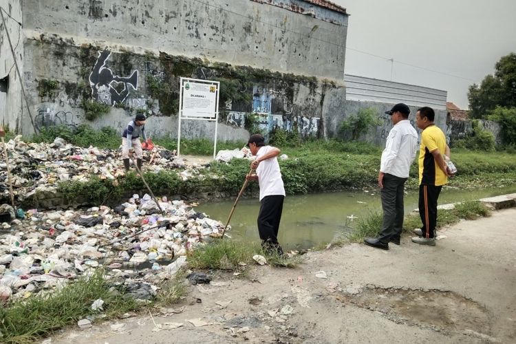 Petugas gabungan saat membersihkan area Sungai Sana di Desa Muntur, Kecamatan Losarang, Kabupaten Indramayu, Kamis (5/2/2026). Menindaklanjuti perintah Presiden Prabowo Subianto, Menteri LH Hanif Faisol Nurofiq minta pemerintah daerah kosisten mengelola limbahnya. 