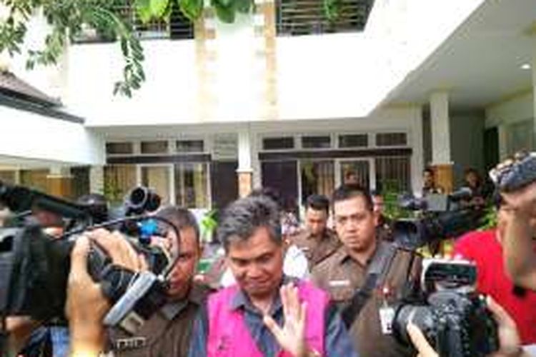 Fahruji (rompi pink), tersangka kasus korupsi pembangunan gedung kantor Bupati Melawi melambaikan tangan kepada awak media sesaat sebelum memasuki mobil tahanan Kejajaksaan menuju Rutan (2/5/2016)