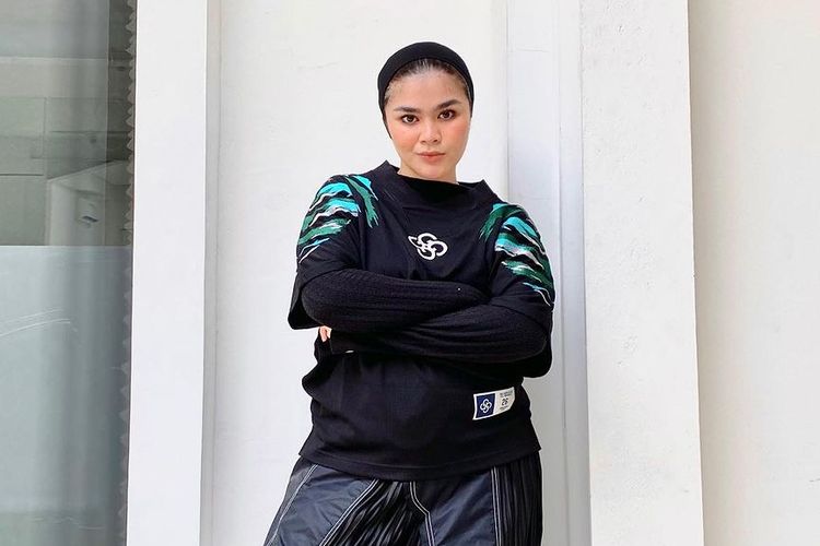 Gaya berpakaian musisi sekaligus penyanyi Indonesia, Sivia Azizah, yang suka mengenakan outfit simpel ala streetwear.