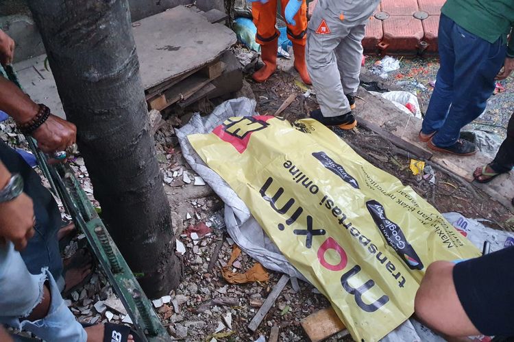Jenazah laki-laki ditemukan mengambang diduga terjatuh akibat di bawah pengaruh minuman beralkohol di Kali Baru, Jalan Kalibaru Barat, Kemayoran, Jakarta Pusat, Senin (24/10/2022).