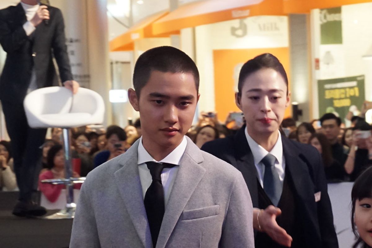 Penyanyi yang juga artis peran D.O EXO di karpet merah pemutaran perdana film Along With The Gods di Lotte World Mall, Jamsil Seoul, Korea Selatan, Senin (18/12/2017).