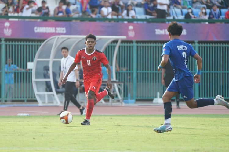 Aksi Jeam Kelly Sroyer dalam laga Grup A cabor sepak bola SEA Games 2023 antara Indonesia vs Filipina di Stadion Morodok Techo, Phnom Penh, Kamboja, Sabtu (29/4/2023).