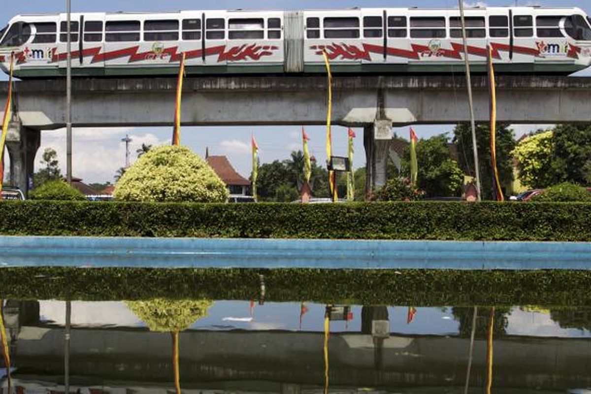 Wisatawan naik kereta mengelilingi Taman Mini Indonesia Indah di Jakarta Timur, Sabtu (20/4/2013). TMII merayakan hari ulang tahun yang ke-38 pada 20 April 2013. Rangkaian acara berlangsung selama bulan April mengambil tema Museum Terbesar, Inspirasi Peradaban Bangsa. Pemerintah menetapkan TMII sebagai Lembaga Pelestarian Budaya sejak tahun 2011.