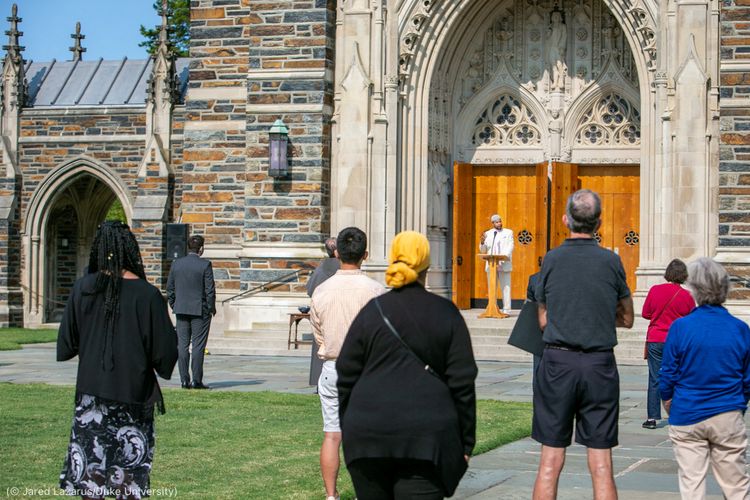 Rohaniwan Joshua Salaam berbicara di acara pembacaan doa lintas agama di depan Duke Chapel.