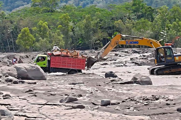 Alat berat melakukan normalisasi Sungai Regoyo di Desa Jugosari, Lumajang, Rabu (10/12/2025)