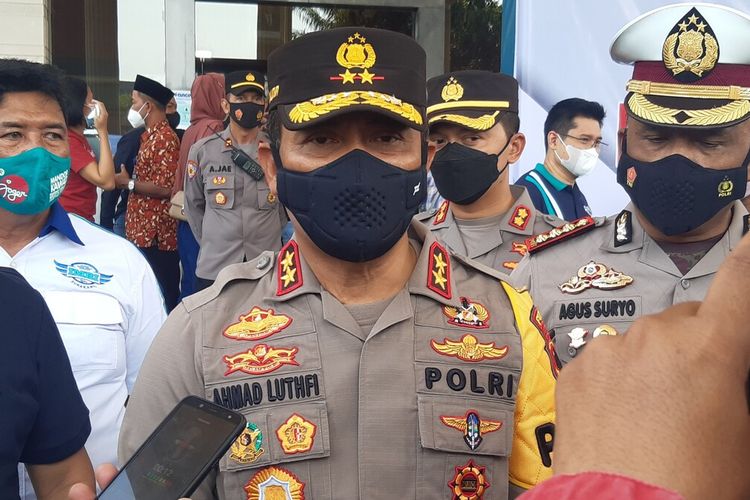 Kapolda Jateng Irjen Pol Ahmad Luthfi saat meninjau pelaksanaan vaksinasi di Sukoharjo, Jawa Tengah, Sabtu (2/10/2021).