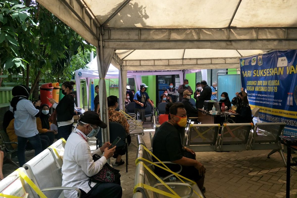 Suasana pelaksanaan vaksinasi Covid-19 bagi lansia di RSUD Pademangan di Jalan Budi Mulia, Pademangan Barat Jakarta Utara memasuki hari kedua pada Rabu (24/2/2021).