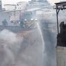 Permukiman Terbakar di Jembatan Besi, Warga Tonton Pemadaman di Atas Genteng