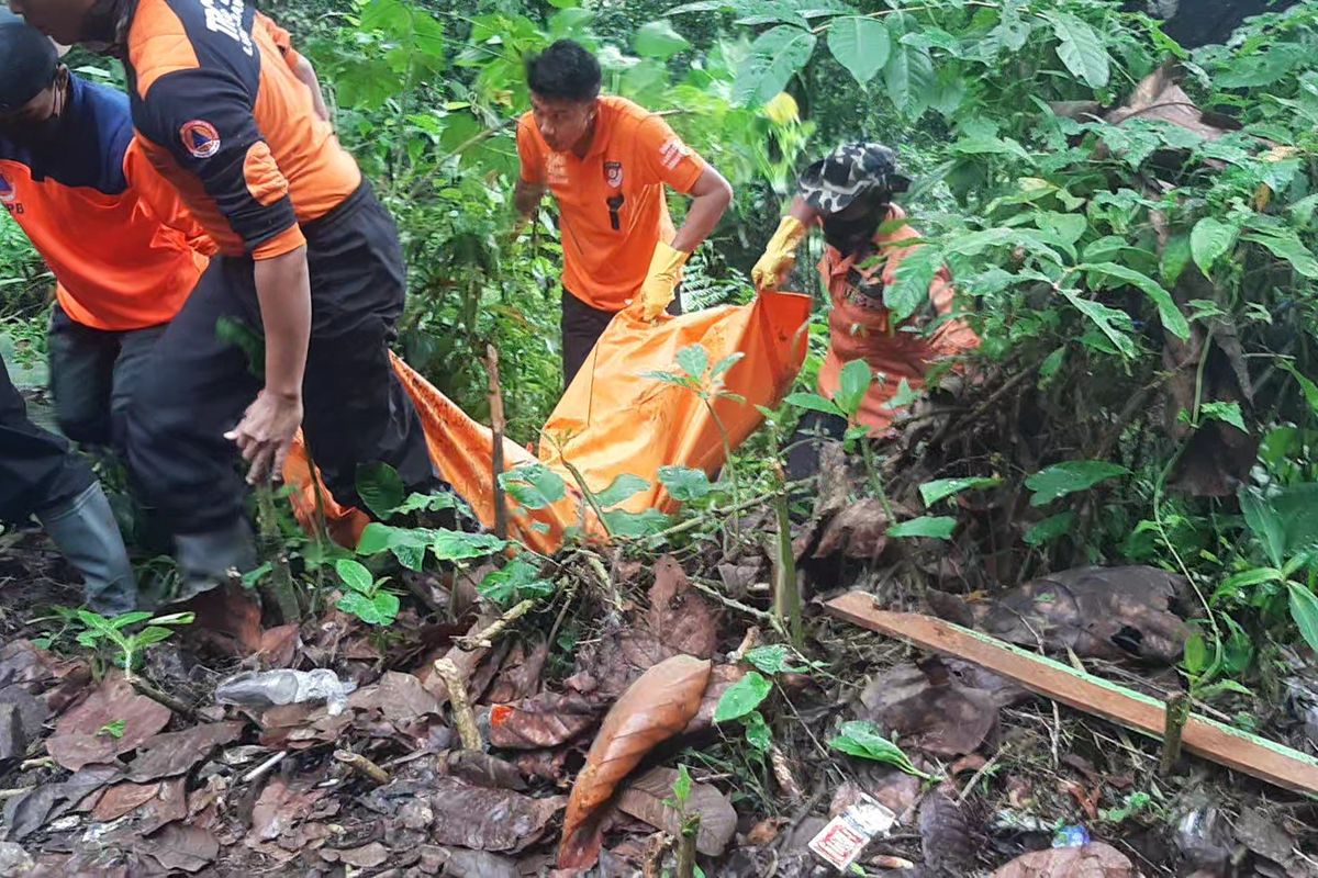 Proses evakuasi sopir taksi online Malang yang dibuang di Lumajang