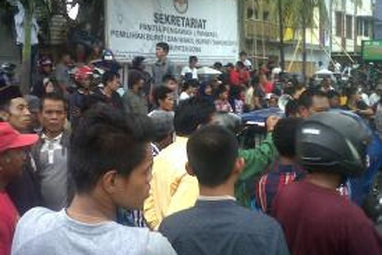 Kantor Panitia Pengawas Pemilu (Panwaslu) Kabupaten Gowa, Sulawesi Selatan diduduki oleh ratusan pendukung nomor 1, Andi Maddusila - Wahyu Permana menuntut tindakan tegas pihak Panwas terkait pelanggaran Pilkada. Kamis, (10/12/2015).