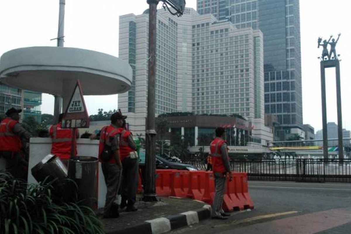 Sejumlah petugas transjakarta memanfaatkan waktu luang berkumpul di pos saat operasional bus koridor I dihentikan sementara, Jumat (1/5/2015) siang.