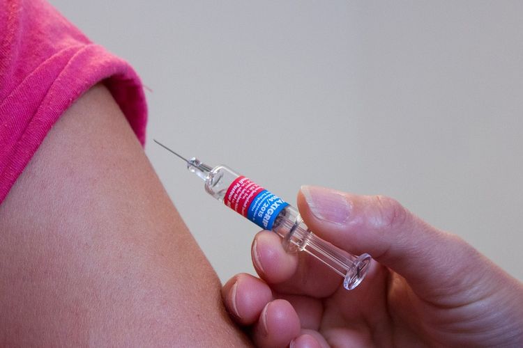 Ilustrasi pemberian vaksin.
