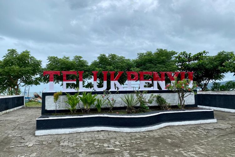 Tulisan Pantai Teluk Penyu di Cilacap, Jawa Tengah. 